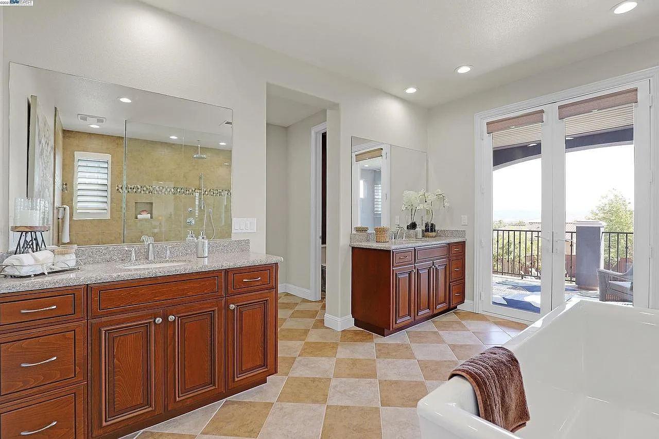 4 bed, 3376 sqft, $7,800 — Photo 4