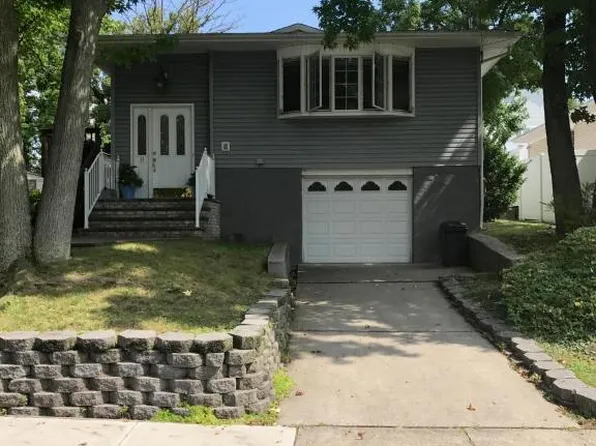 11 Pine St, Staten Island, NY 10301