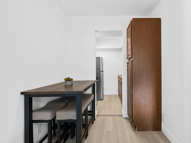321 SW 14th St #3 — Photo 4