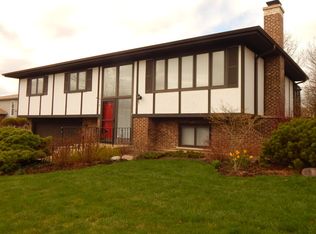 1810 Kings Point Dr N, Addison, IL 60101