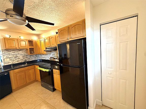4th image of 1660 NE 191st St APT 406-1