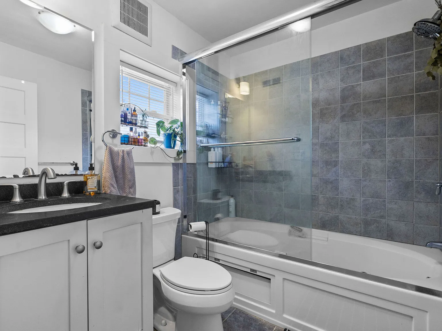 4 bed, 9999 sqft, $5,200 — Photo 4