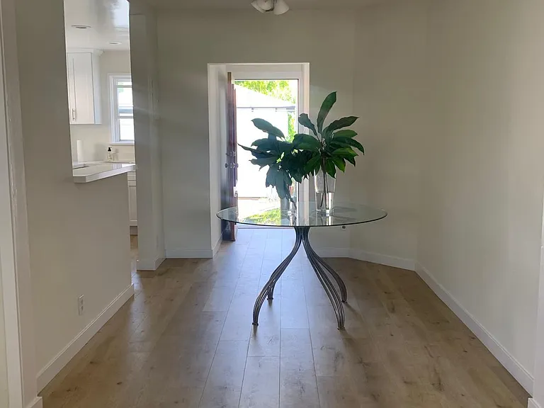 4442 Tobias Ave — Photo 4