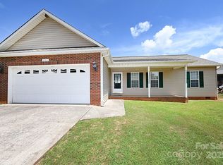 202 Pine Meadows Cir, Hickory, NC 28601