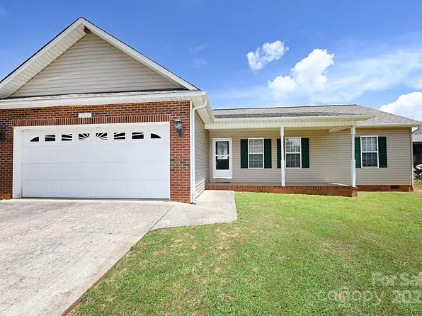 202 Pine Meadows Cir, Hickory, NC 28601