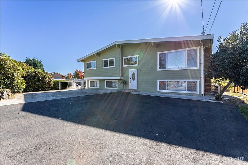 2nd image of 3905 NE 6th Street