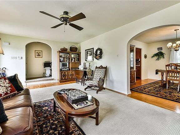 4th image of 221 Christie Ave