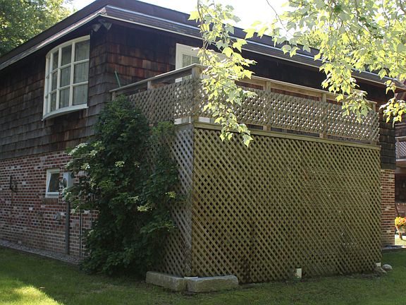 apt/garage (porch side)