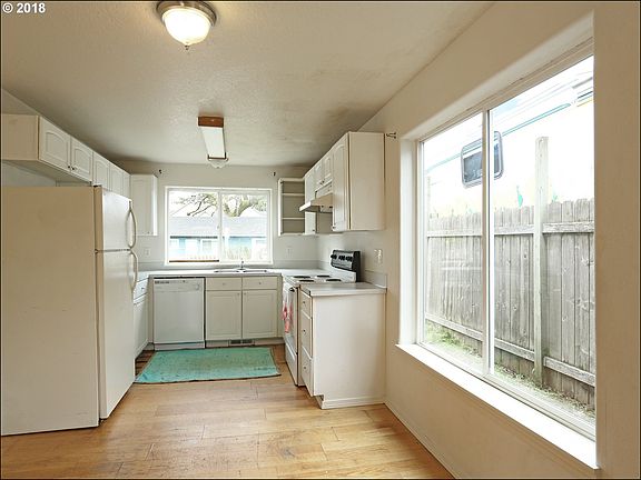 4th image of 430 SE 12th Ave