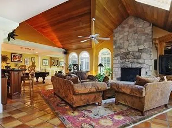 10 Grove St, Closter, NJ 07624