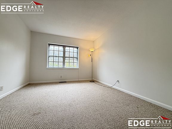 4th image of 137 Lake Shore Rd APT 2