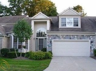 39707 Dun Rovin Dr, Northville, MI 48168