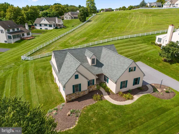 302 Steeplechase Dr, Elverson, PA 19520