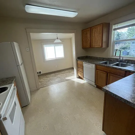 983 Oregon Ave — Photo 8