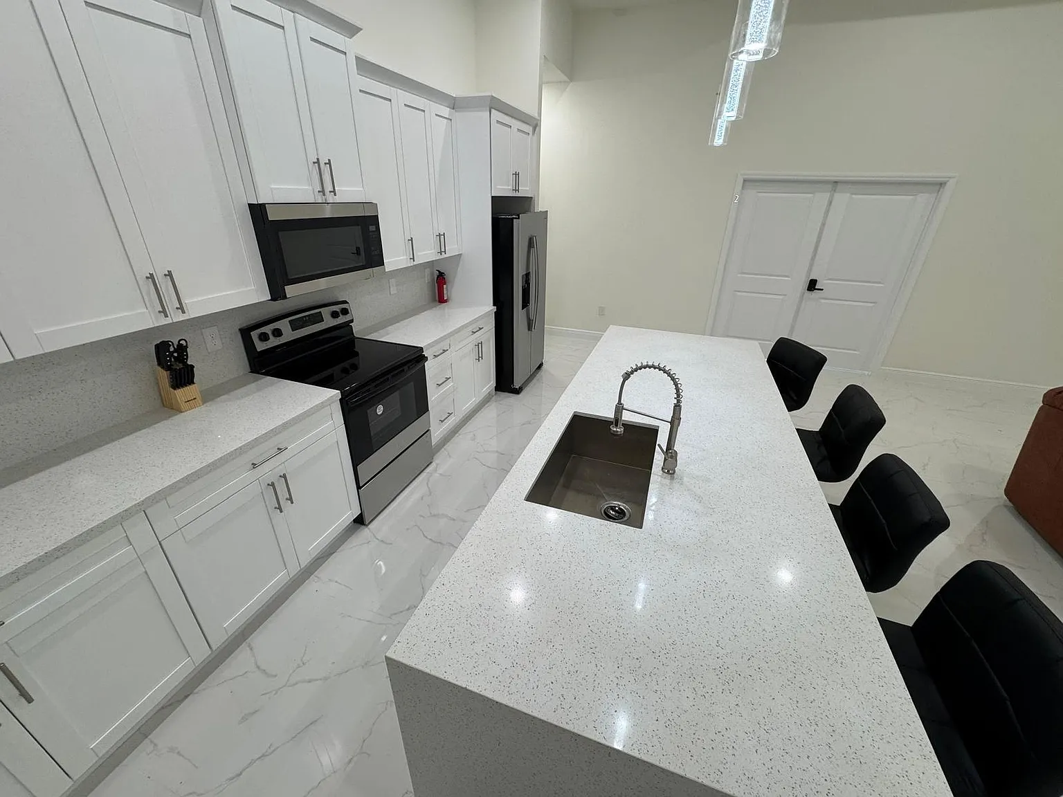 4 bed, 3.0 bath, 2100 sqft, $685 — Photo 4