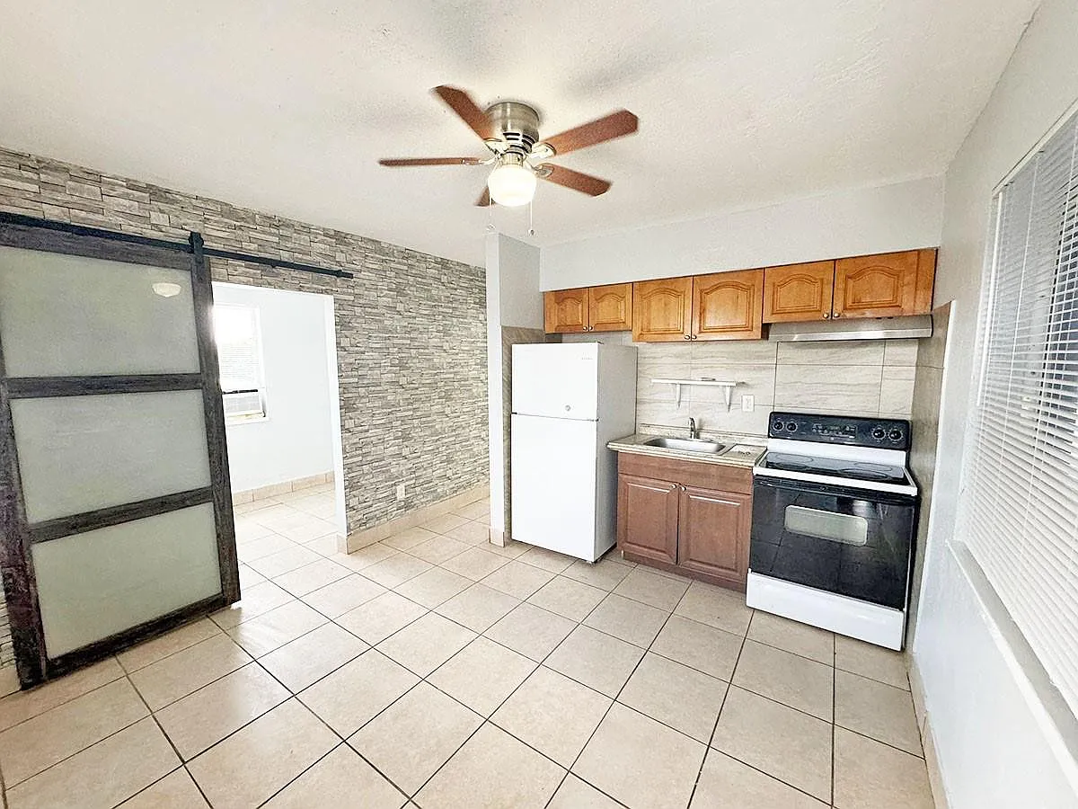 2 bed, 1.0 bath, 5025 sqft, $1,399 — Photo 2