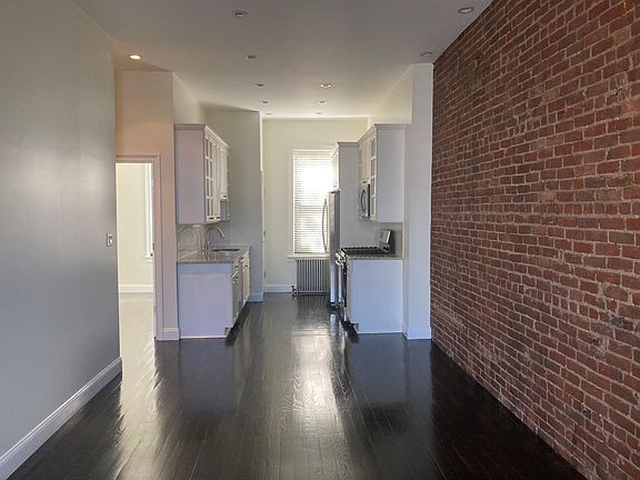 3rd image of 858 Bay St #2
