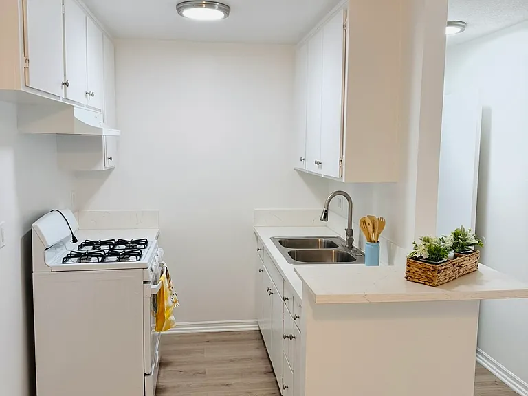 18366 Collins St #6 — Photo 13
