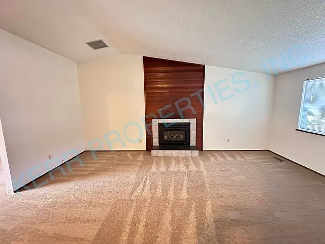 Charming 3-Bedroom Portland Home with 2 Full Baths and 1398 Sq Ft of Comfort! — Photo 2