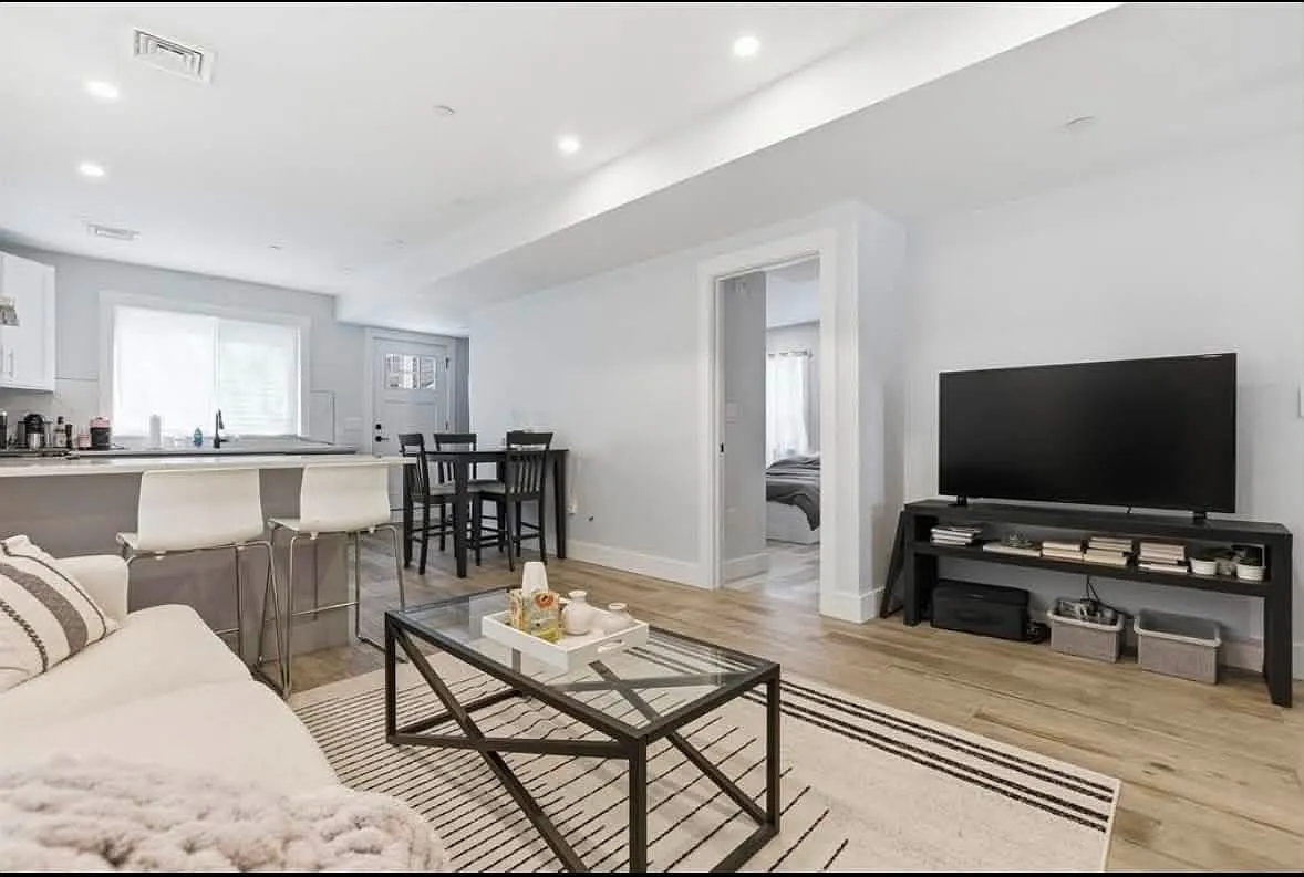 3 bed, 856 sqft, $3,400 — Photo 1