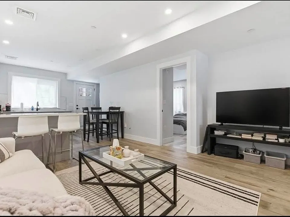 61 Shepton St #1