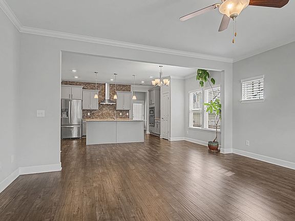 4th image of 507 Pleasant St