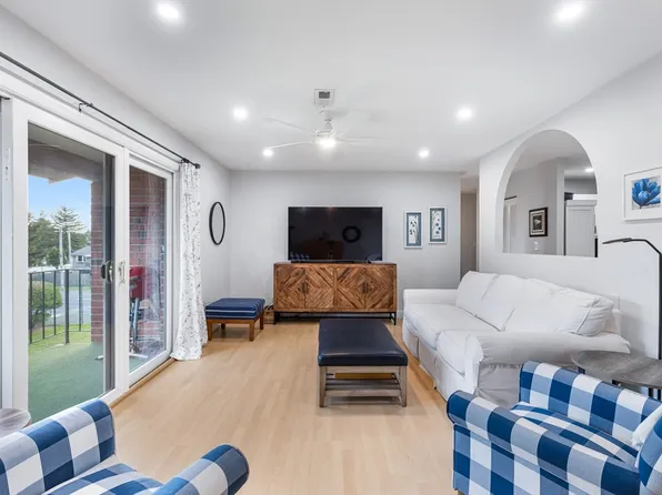 221 Oak St APT 2-31, Brockton, MA 02301