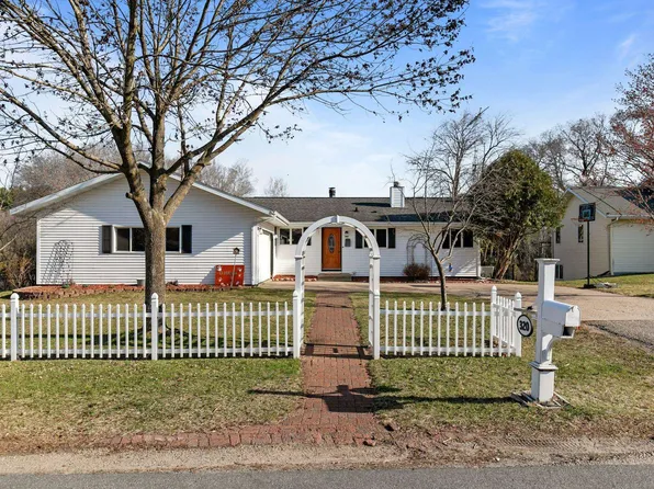 320 North St, Iola, WI 54945