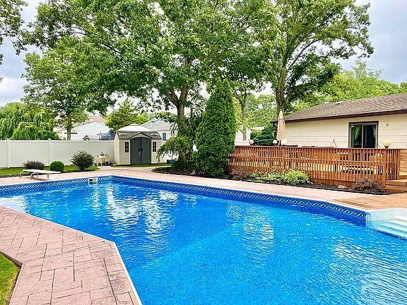 3rd image of 30 Felway Dr
