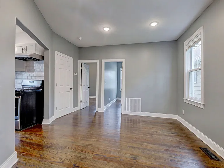 120 Center St — Photo 4