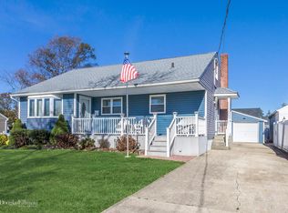 17 Felix Pl, Amityville, NY 11701