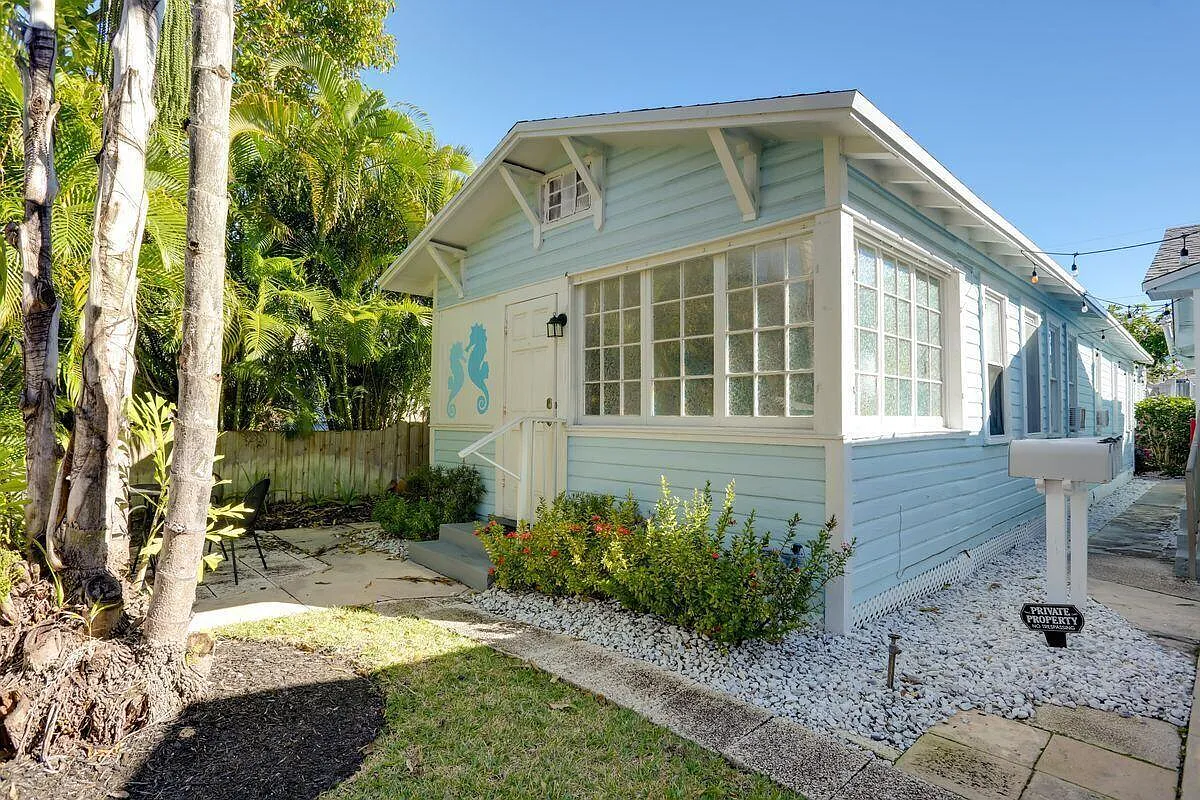 Seahorse Suites — Photo 1