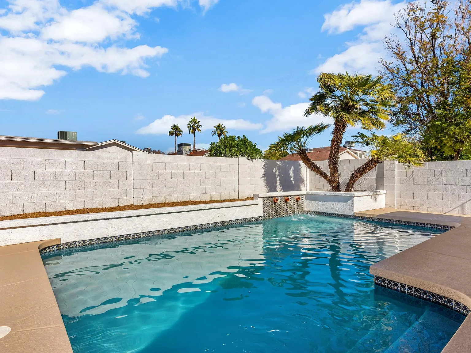 418 W Kings Ave — Photo 2
