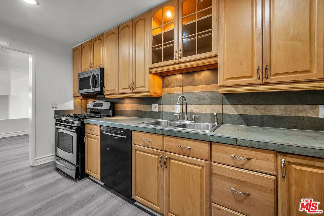 2 bed, 2.5 bath, 1612 sqft, $6,850 — Photo 4