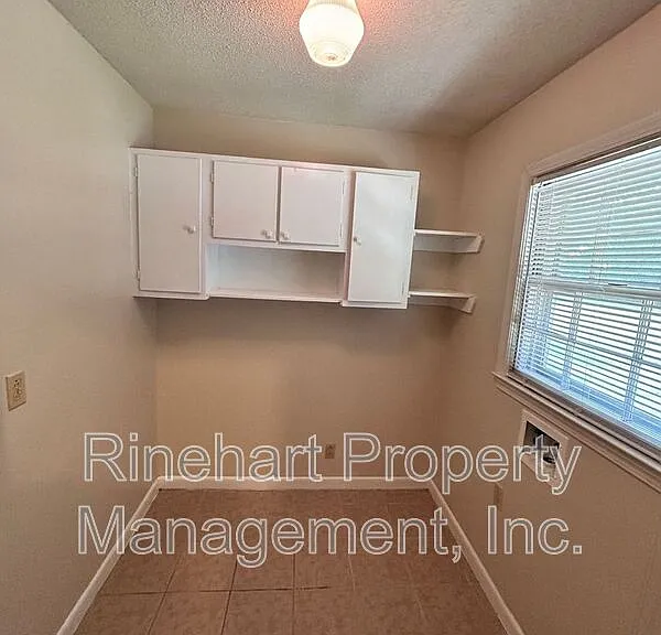 699 University Dr — Photo 13