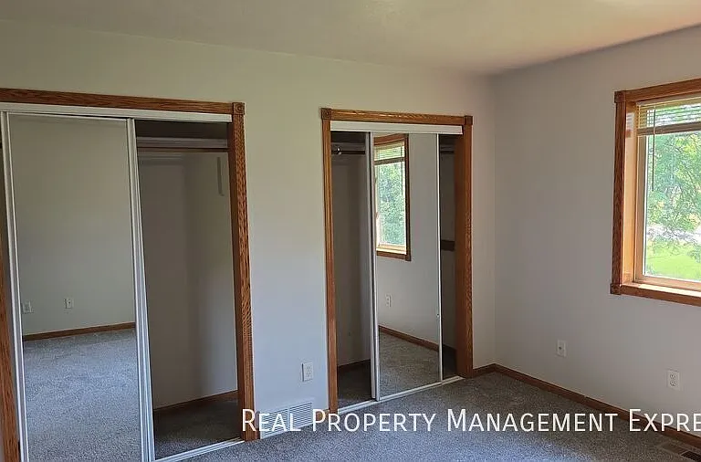 3205 N Aurora Ave — Photo 2