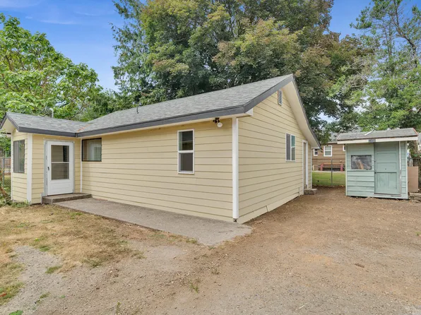 2206 10th St, Tillamook, OR 97141