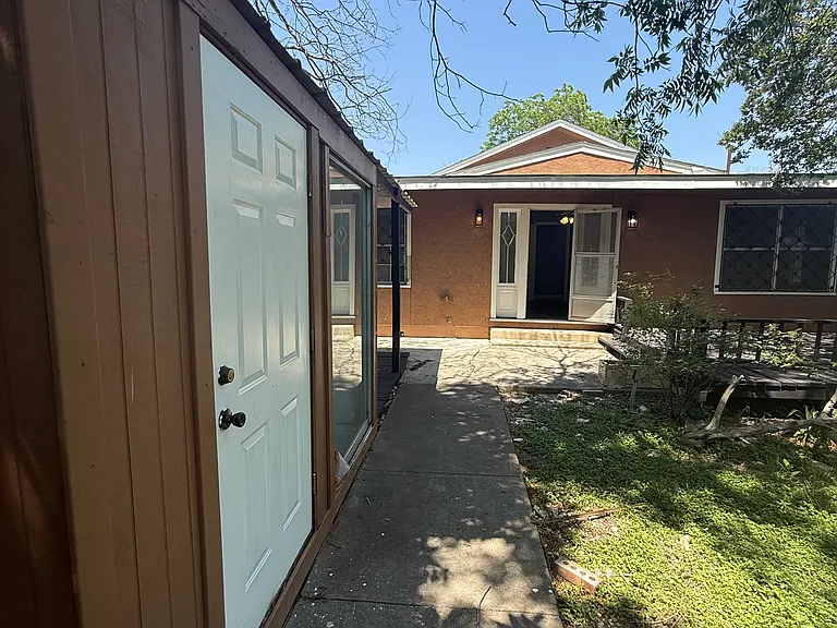 418 Frelon St — Photo 12