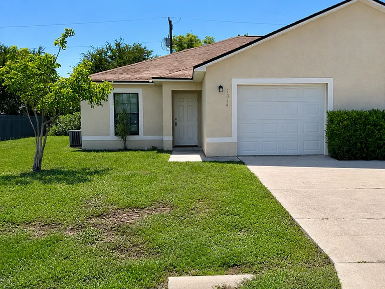 1044 NE 8th Pl — Photo 1