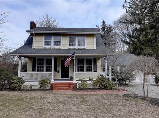 17 Chachapacasset Rd, Barrington, RI 02806
