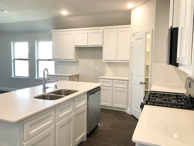 1261 Sharp St — Photo 5