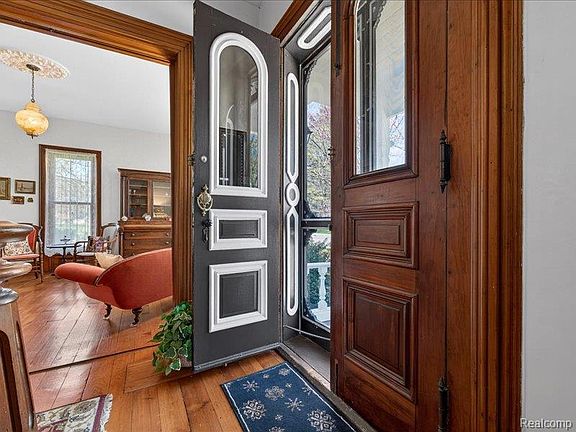 4th image of 403 Lake St