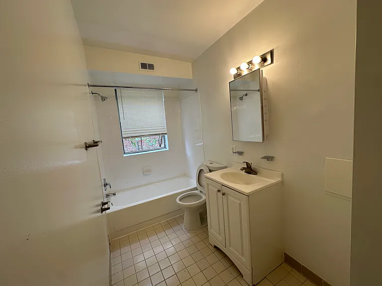 706 Brandywine St SE #102 — Photo 12