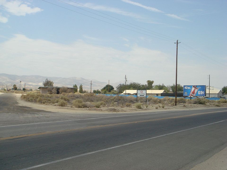 Kern St.- Highway 33 frontage & Wade, looking south on wade, west on Kern St.