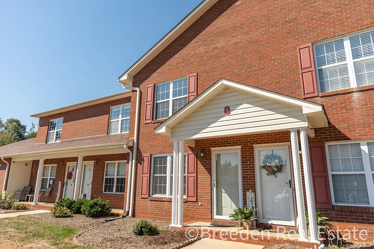 102 Brandywine Dr NE — Photo 1