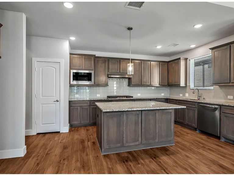 3304 Lake Palestine Rd — Photo 3