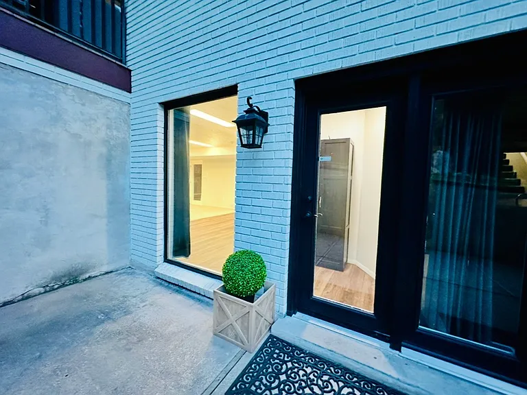 2586 E Woodland Dr #1 — Photo 17