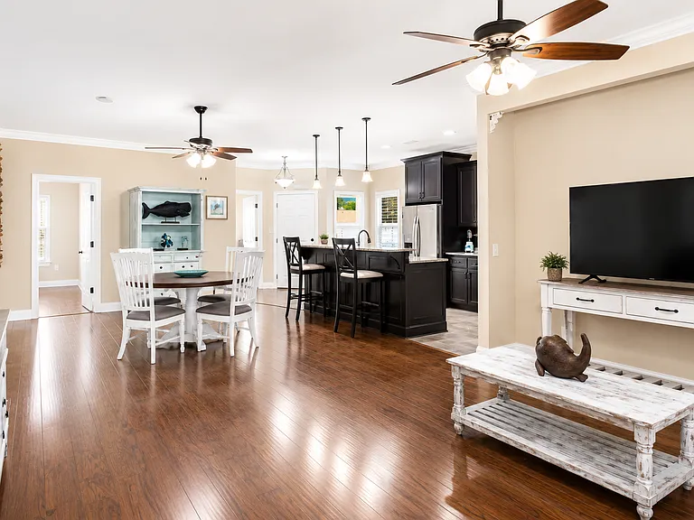 2063 Fountainview Dr — Photo 3