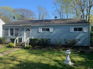 7 Charles St, Riverhead, NY 11901