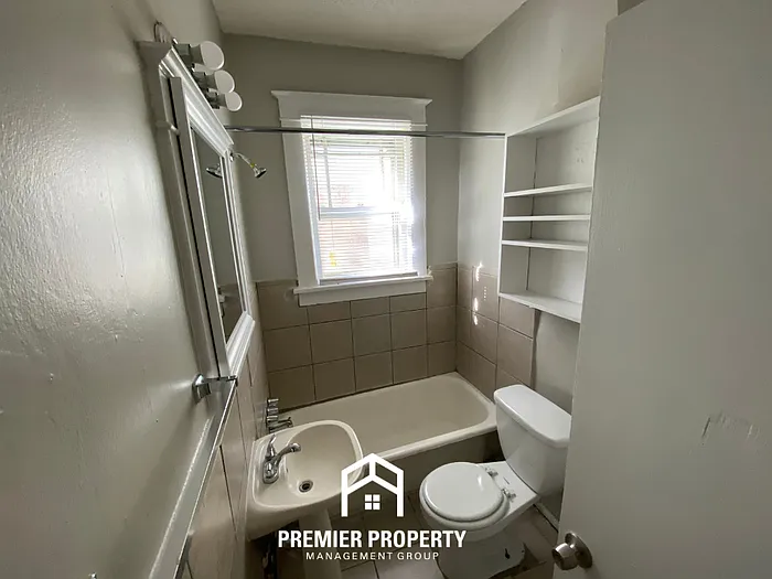 696 N Willett St — Photo 15